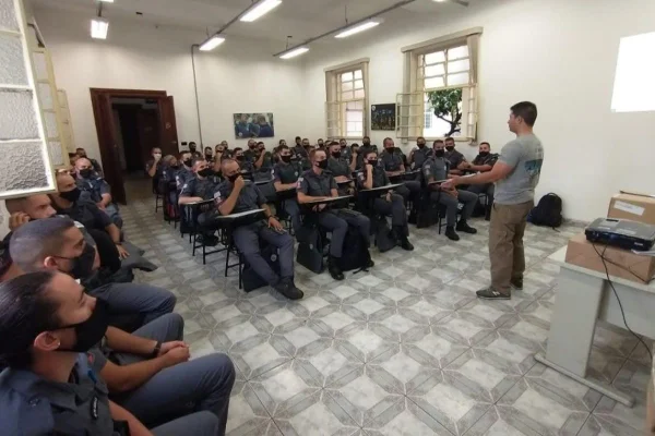 Bruno Dias dá instrução a policiais militares sobre uso das câmeras corporais