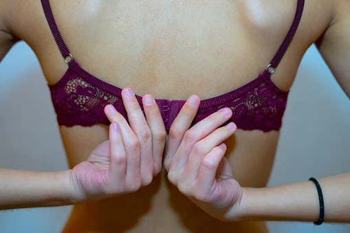 Efeito colateral bizarro de Covid faz mulher tirar roupa e beber sabão