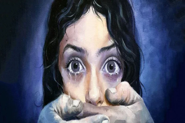 Imagem colorida, desenho mostra menina assustada com a boca tampada - Metrópoles
