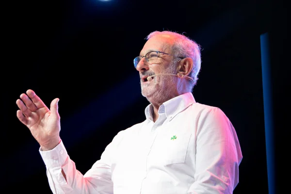 Na foto Gustavo Zerbino palestra para um auditório