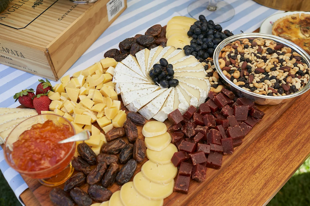 Diversos queijos, frutas e aperitivos Diversos queijos, frutas e aperitivos
