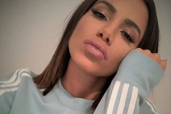 Antes de festa em Miami, Anitta sensualiza com roupa transparente
