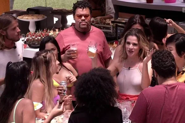 BBB20: Ingrid Guimarães comanda festa com comida liberada