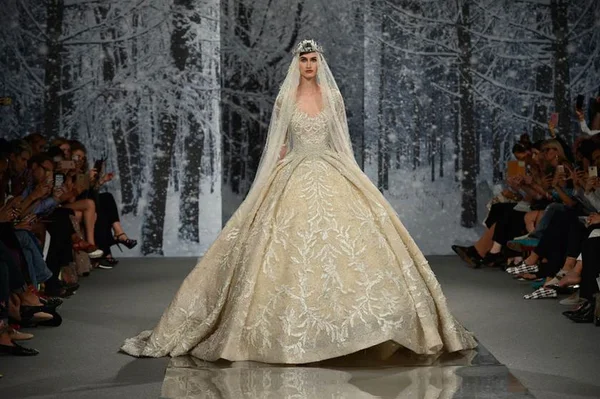 Inspire-se nos vestidos de noiva da Semana de Alta-costura de Paris