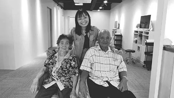 Na foto: Lim (a esquerda) a filha do casal de idosos (centro) e Ng (a direita)