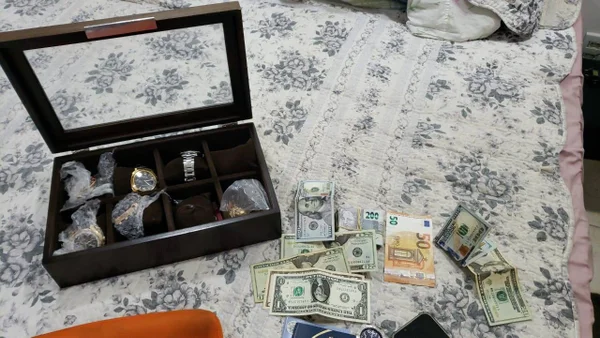 Relógios e dinheiro apreendidos
