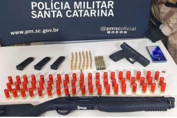 No estabelecimento, a Polícia Militar de Santa Catarina encontrou armas e munições - Metrópoles