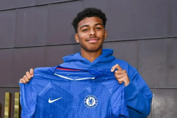 Filho de Thiago Silva assina primeiro contrato profissional; confira