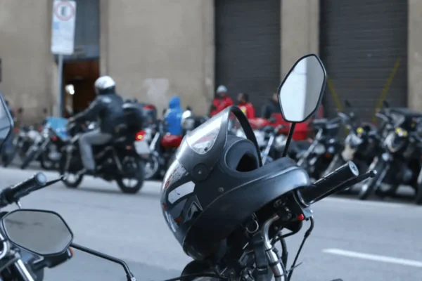 Imagem colorida de motos; agendamento de exame teórico para entregadores motociclistas foi aberto nessa segunda - Metrópoles