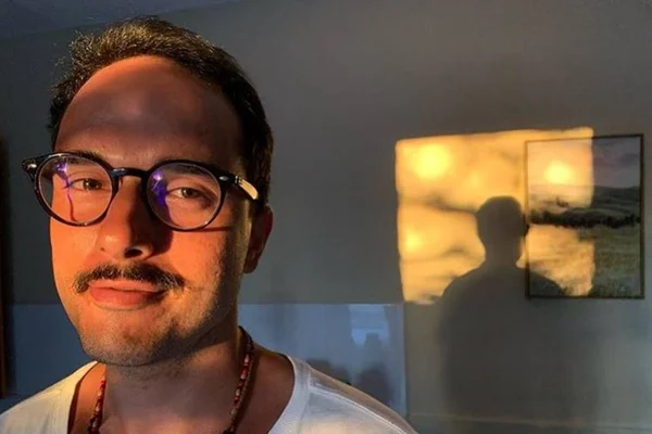 Em tratamento contra câncer, Léo Rosa publica foto pelado