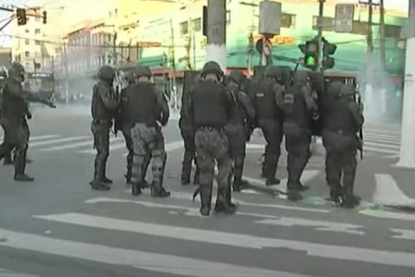 Imagem colorida de policiais do Choque. Metrópoles