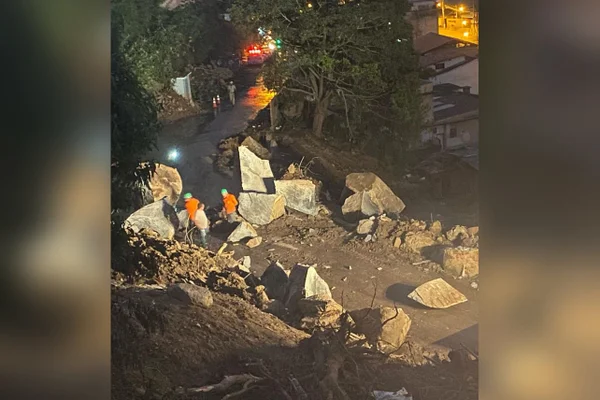 Vídeo: Petrópolis explode pedras que caíram em rua durante chuvas