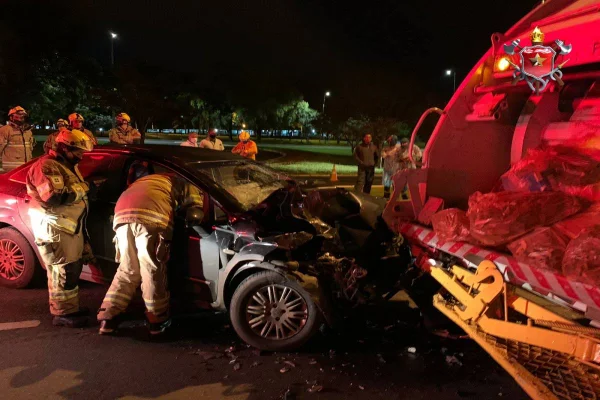 Homem entra em carro que bateu na traseira de caminhão