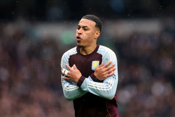Imagem colorida da partida entre Tottenham x Aston Villa