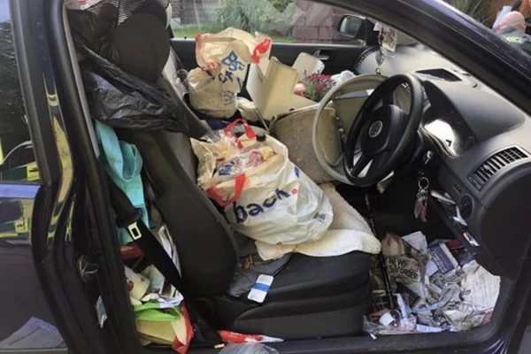 Motorista bate carro após não encontrar o freio de mão em meio ao lixo