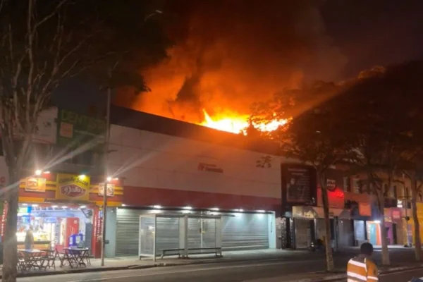 Foto colorida de incêndio em megaloja no centro de Santo André - Metrópoles