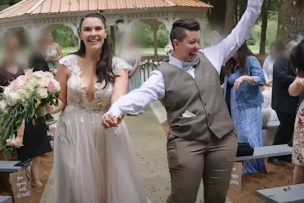 Esposas se apaixonam por madrinha do casamento e decidem formar trisal