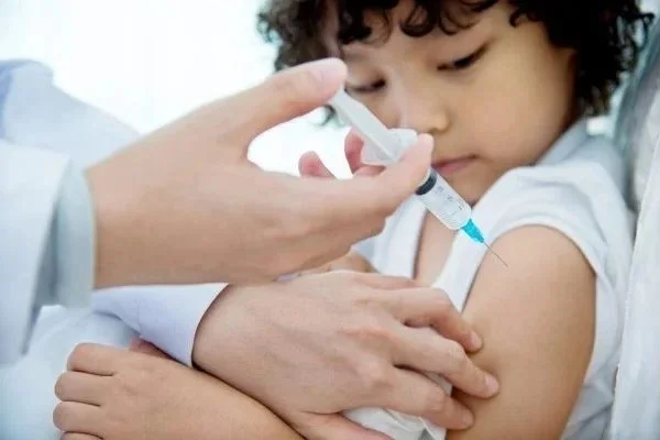 Vacinação em crianças: veja quais reações justificam consulta médica