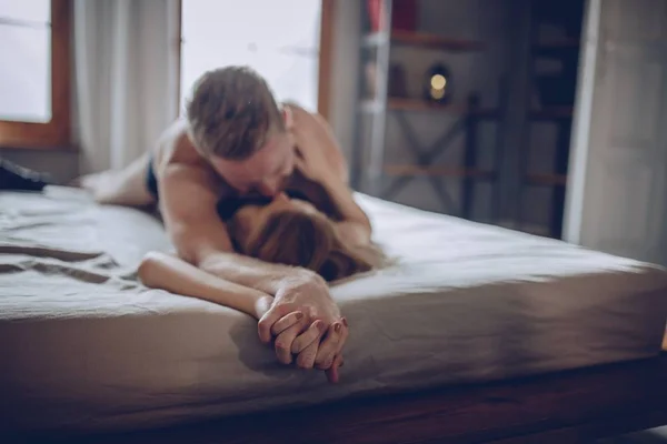 Casal se beijando na cama