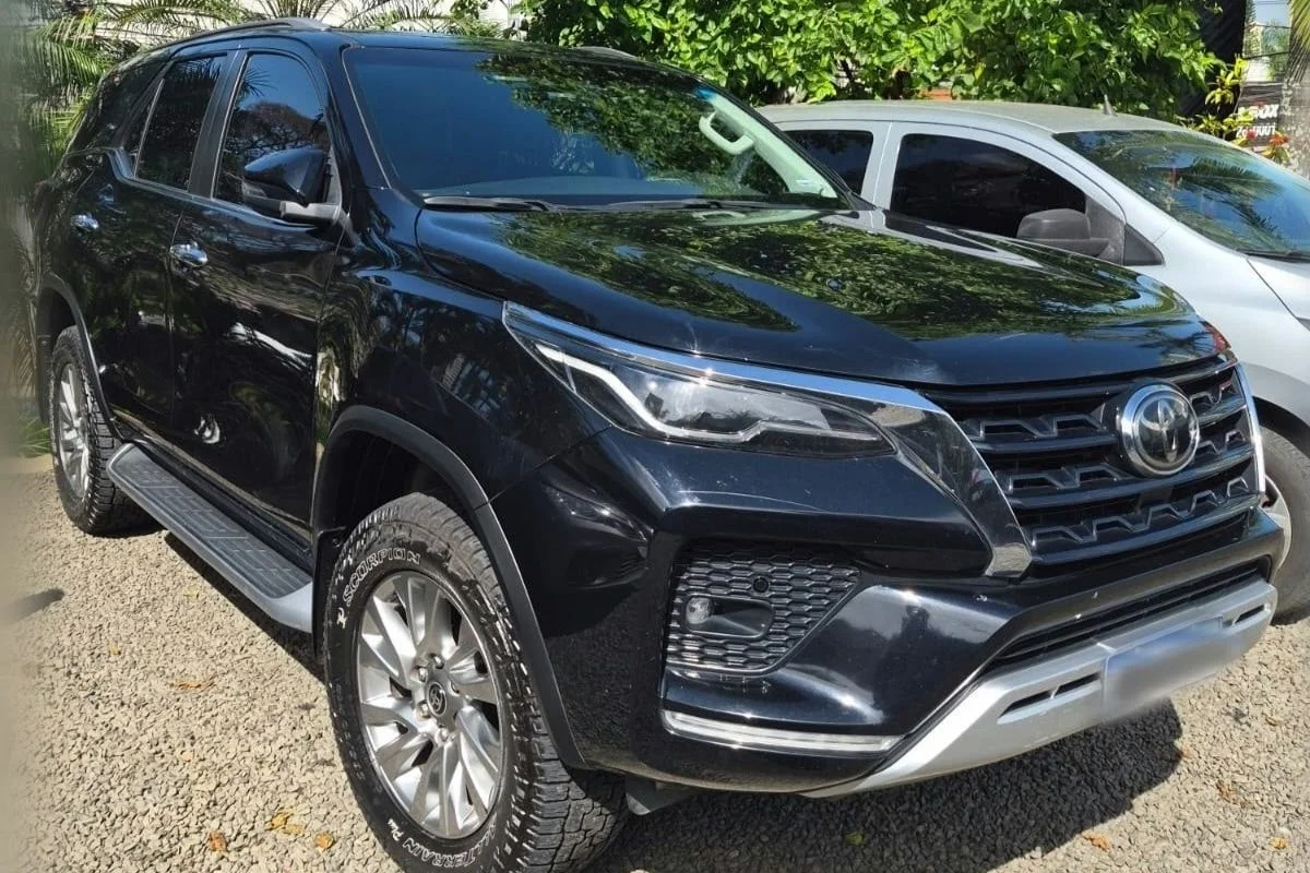 Carros avaliados em mais de R$ 150 mil foram alvo de apreensão durante operação Carros avaliados em mais de R$ 150 mil foram alvo de apreensão durante operação