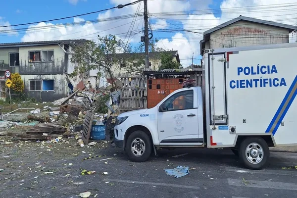 Imagem colorida, polícia científica em prédio desmoronado - Metrópoles