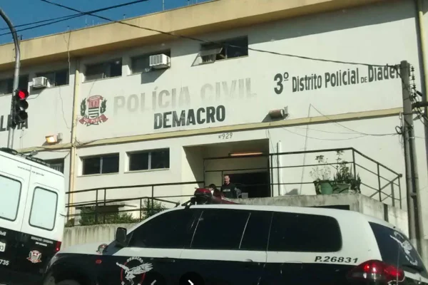 Homem mata vizinha com canivete após ela reclamar de som alto - Metrópoles