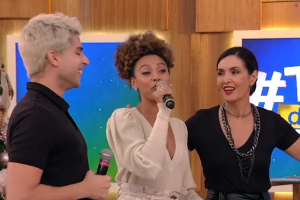 Sheron Menezzes critica Faustão ao vivo e Fátima solta gaitada