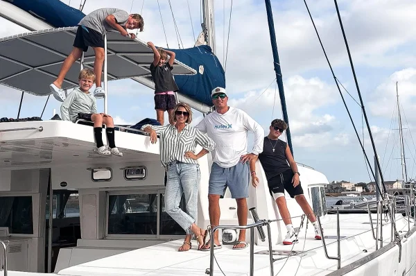 Família vende casa para viver em barco com 4 filhos e divide opiniões
