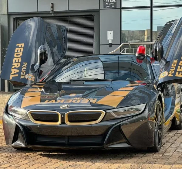 Foto colorida de carro de luxo como viatura da PF - Metrópoles