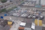 Trem da Linha 15-Prata derruba guindaste sobre avenida movimentada de SP Trem da Linha 15-Prata derruba guindaste sobre avenida movimentada de SP