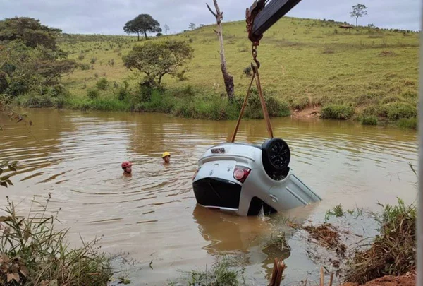Quatro pessoas que voltavam de festa morrem após carro cair em lago
