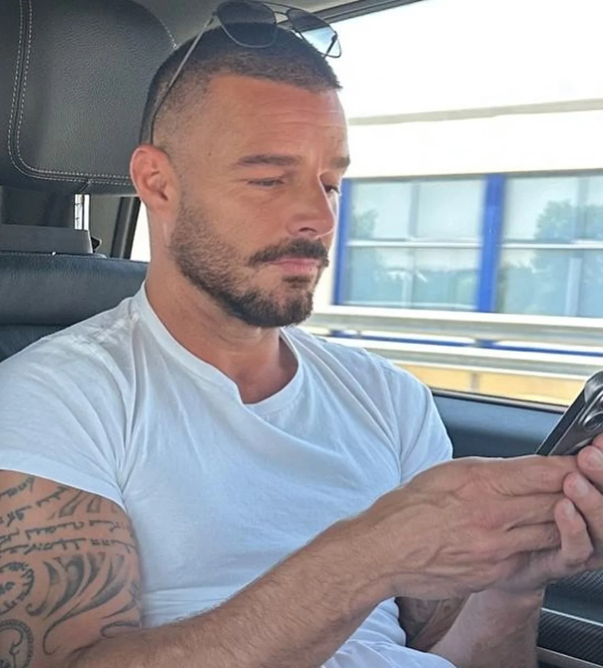 Ricky Martin postou uma foto deixando à mostra sua tatuagem Ricky Martin postou uma foto deixando à mostra sua tatuagem