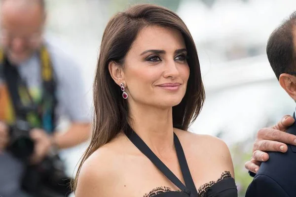 Penélope Cruz anuncia colabs com Swarovski e Chanel