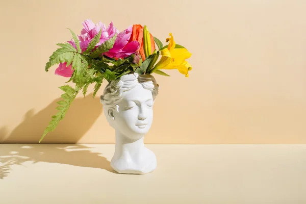 Imagem colorida de um jarro branco cheio de flores - Metrópoles