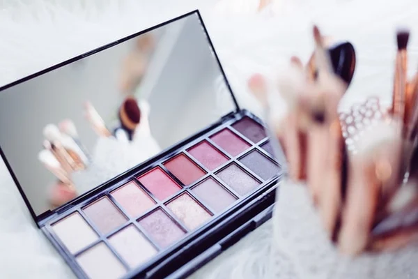 pincéis e paleta de maquiagem