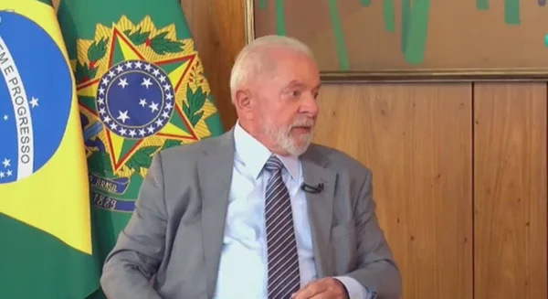 Presidente Lula, com bandeira do Brasil ao fundo -- Metrópoles