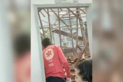 A estrutura atingiu uma das salas da escola e provocou a destruição de carteiras, mesas, armários e materiais utilizados pelos alunos. A estrutura atingiu uma das salas da escola e provocou a destruição de carteiras, mesas, armários e materiais utilizados pelos alunos.
