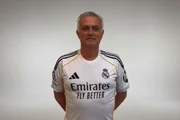 José Mourinho com a camisa do Real Madrid
