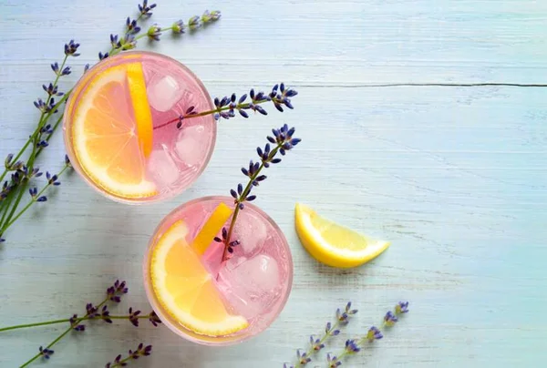 Drinques com flores são tendência nos bares descolados de Brasília