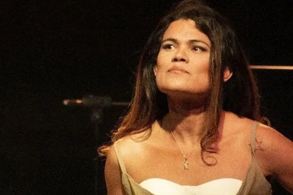 Foto colorida da atriz e criadora de conteúdo Carla Mendes - Metrópoles