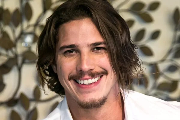 Rômulo Arantes mantém perfil secreto com fotos das ex no Instagram