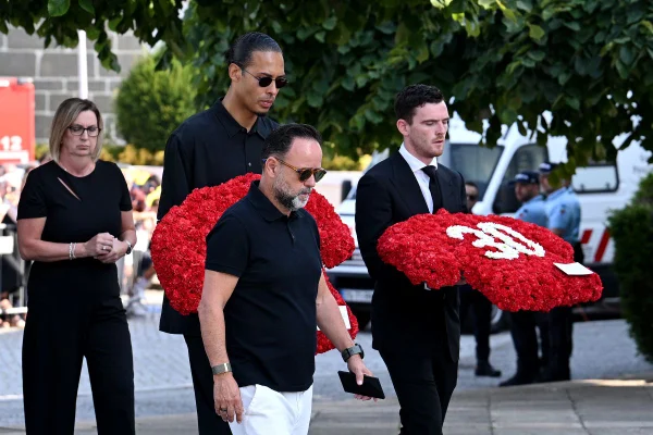 Van Dijk e Robertson fazem homenagem especial a Diogo Jota em enterro