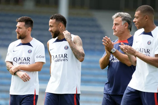 Técnico do PSG diz que astros vão ter que aceitar o banco de reservas