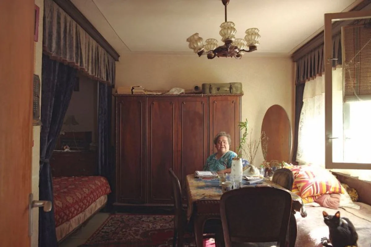 5º andar, apartamento 27 – Suhariuc Ioana mora no prédio desde 1967. Desde 1982 está morando sozinha. Em 1989 adotou um gato 5º andar, apartamento 27 – Suhariuc Ioana mora no prédio desde 1967. Desde 1982 está morando sozinha. Em 1989 adotou um gato