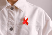 A baixa imunidade permite o aparecimento de doenças oportunistas, que recebem esse nome por se aproveitarem da fraqueza do organismo. Com isso, atinge-se o estágio mais avançado da doença, a aids
A baixa imunidade permite o aparecimento de doenças oportunistas, que recebem esse nome por se aproveitarem da fraqueza do organismo. Com isso, atinge-se o estágio mais avançado da doença, a aids