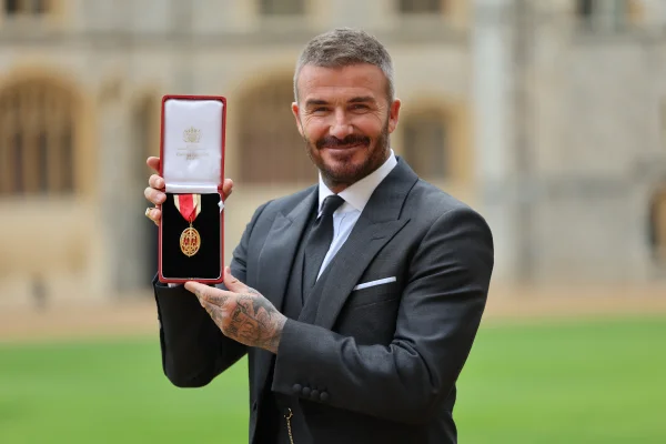 Ídolo do futebol inglês é condecorado cavaleiro pelo rei Charles III