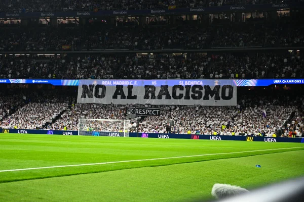 Caso Vini Jr.: torcedores do Real Madrid exibem faixa contra o racismo