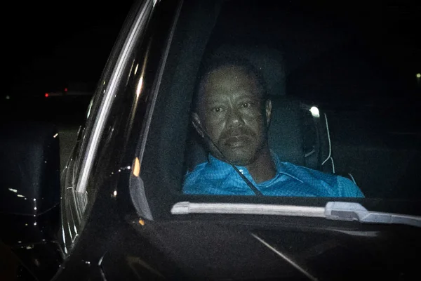 Imagem colorida de Tiger Woods no momento em que foi preso- Metrópoles