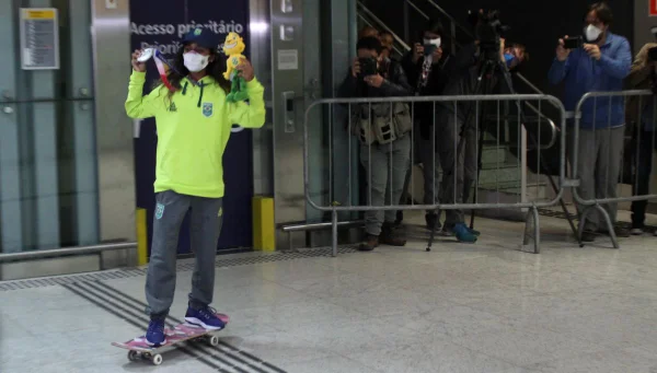Fadinha Rayssa Leal chega ao Brasil e anda de skate em aeroporto: veja