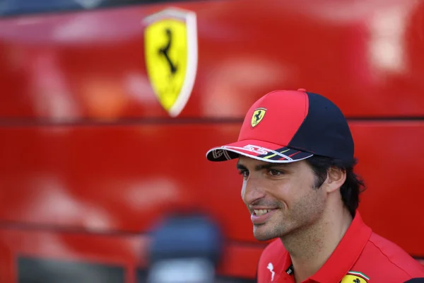 Carlos Sainz renova contrato com a Ferrari